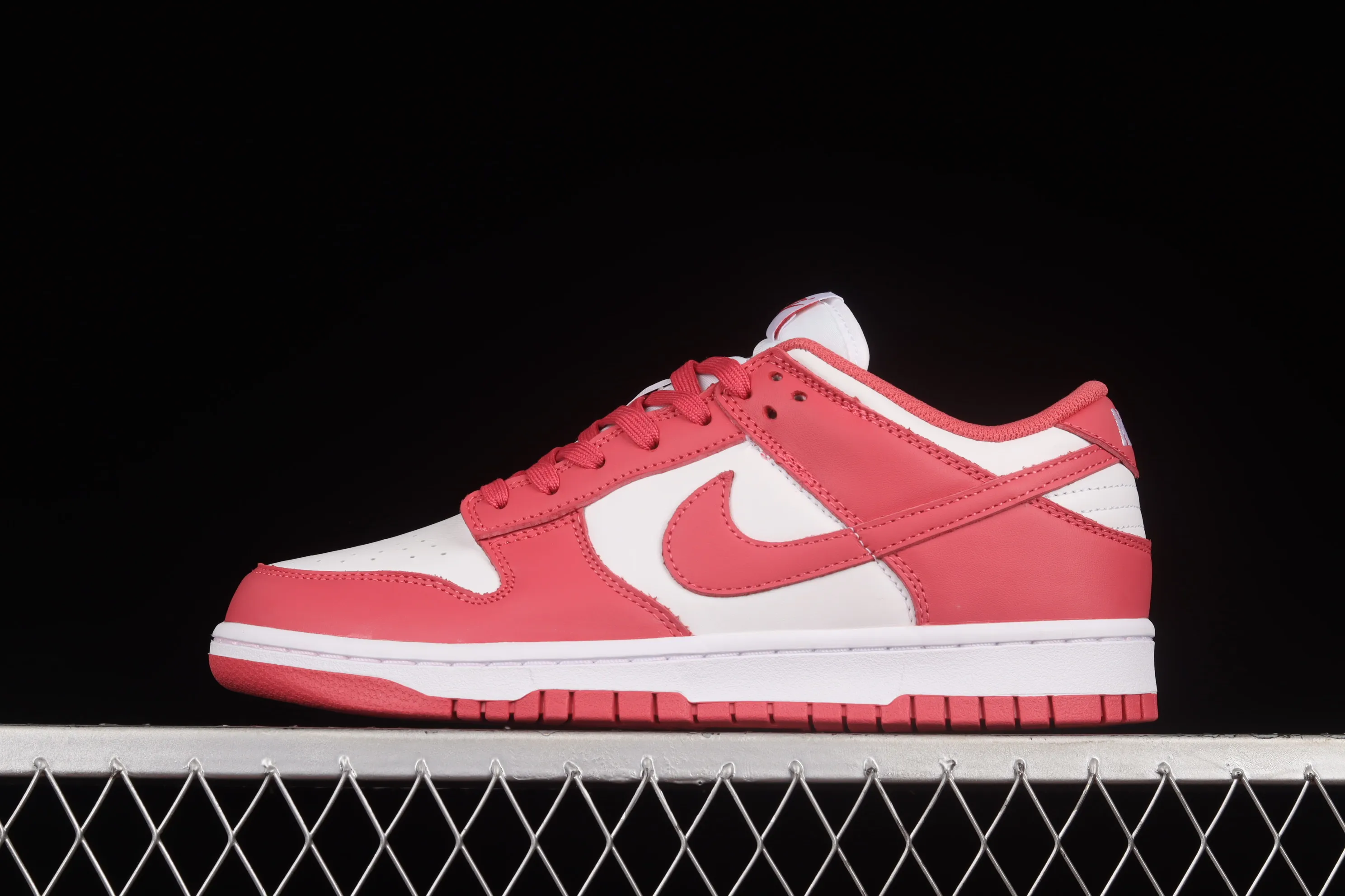 All categories Nk SB Dunk series Nk SB Dunk Low low-top sneakers J version Nk Dunk Low "Raspberry Red" Raspberry Red SB smashed backboard fashion casual sneakers DD1503-111